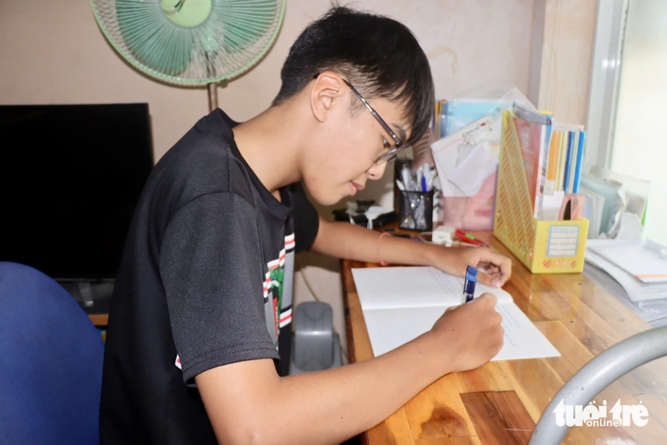 Mồ côi mẹ từ 3 tuổi, nam sinh 18 tuổi làm thợ điện nước gần 10 tiếng/ngày, đạt 9,5 điểm Lịch sử THPT 2026 - Ảnh 3.