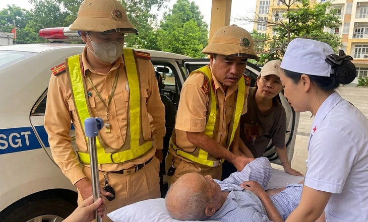 Cảnh sát giao thông bật còi ưu tiên, mở đường dẫn taxi đưa cụ ông 90 tuổi đi cấp cứu - Ảnh 1.