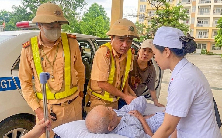 Cảnh sát giao thông Đồng Tháp dẫn đường đưa người dân đi cấp cứu nhận "mưa" lời khen - Ảnh 2.