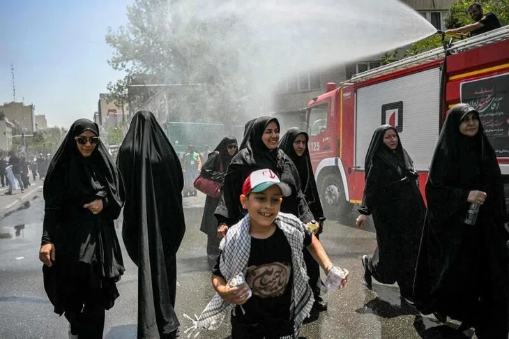  Không khí đặc biệt trên đường phố Iran ngày quốc tang - Ảnh 6.