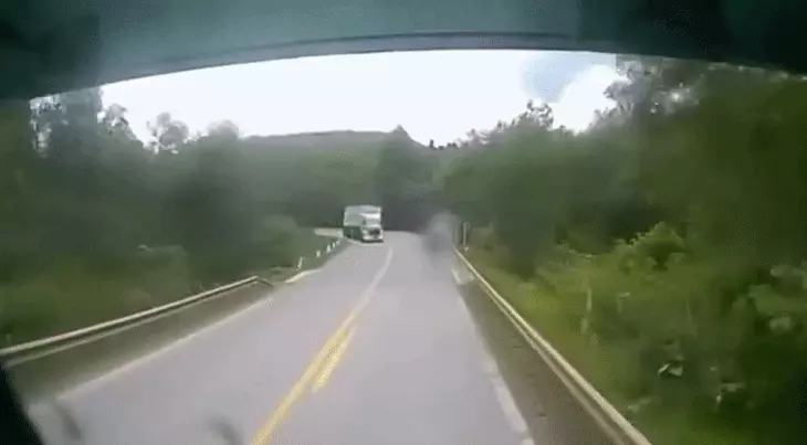 Nguyên nhân vụ đổ thùng xe container ở khúc cua gây va vào ô tô khác  - Ảnh 1.