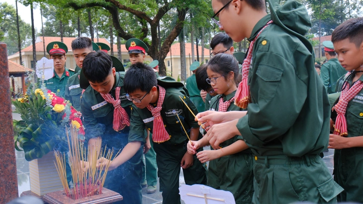 130 'chiến sĩ nhí' lên đường nhập ngũ học kỳ quân đội 2026 - Ảnh 2.