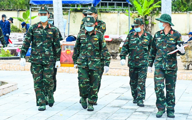 Tấm ảnh chàng trai bong tróc nửa khuôn mặt, khi lấy mẫu hài cốt liệt sĩ - Ảnh 8.