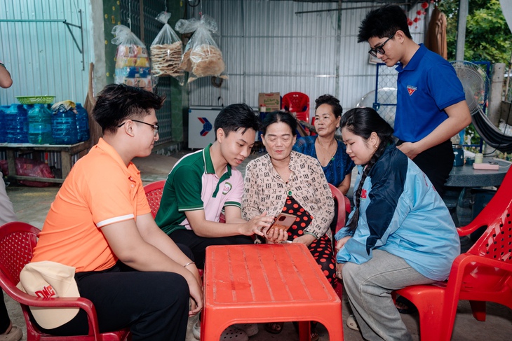 Gần 3.000 chiến sĩ tình nguyện hỗ trợ chuyển đổi số vùng biên Đồng Tháp - Ảnh 2.