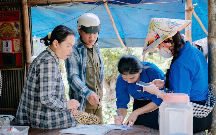 Sinh viên Bách khoa TP.HCM làm đường nông thôn phục vụ chuyển nông sản Đồng Tháp - Ảnh 4.