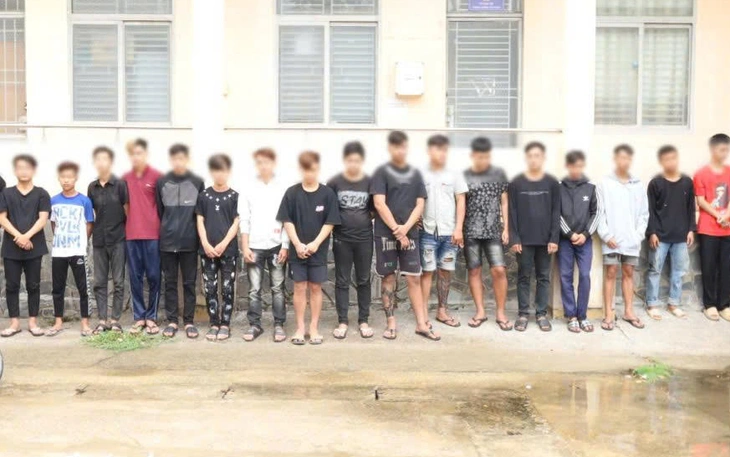 Công an ngăn chặn 2 nhóm thanh thiếu niên mang phóng lợn, vỏ chai bia trên đường - Ảnh 2.