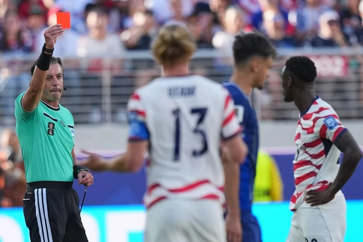 Tổng thống Trump xác nhận đã yêu cầu FIFA xem lại thẻ đỏ của Balogun - Ảnh 2.