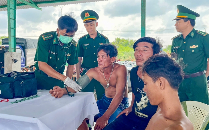 Dông lốc đánh chìm tàu cá ở biển Trường Sa, 33 ngư dân được cứu, 3 ngư dân mất tích - Ảnh 3.