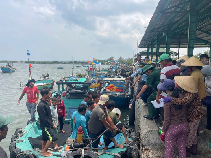 Tàu hàng tông chìm tàu cá ở biển Bình Thuận, một ngư dân thiệt mạng - Ảnh 1.