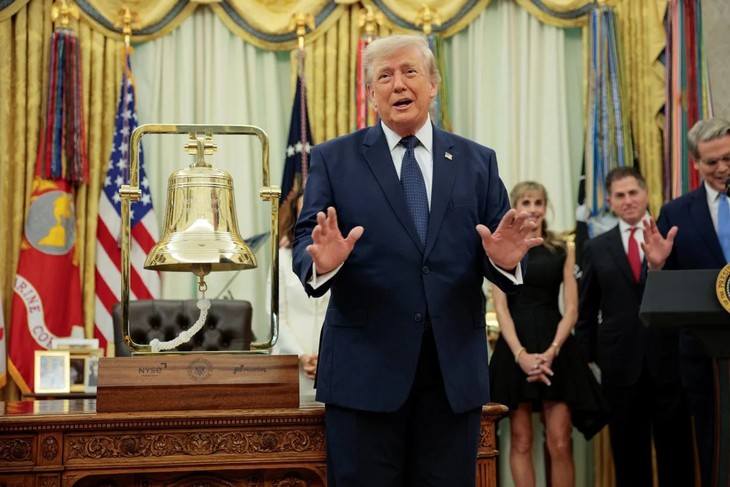 Tổng thống Trump xác nhận đã yêu cầu FIFA xem lại thẻ đỏ của Balogun - Ảnh 1.