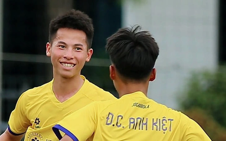 CLB Công An TP.HCM ra mắt sân chơi hè độc đáo cho bóng đá trẻ - Ảnh 2.