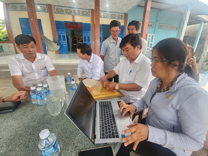 Chính uỷ Bộ tư lệnh TP.HCM đang đến nhà người nhận thân nhân liệt sĩ Huỳnh Văn Quên - Ảnh 1.