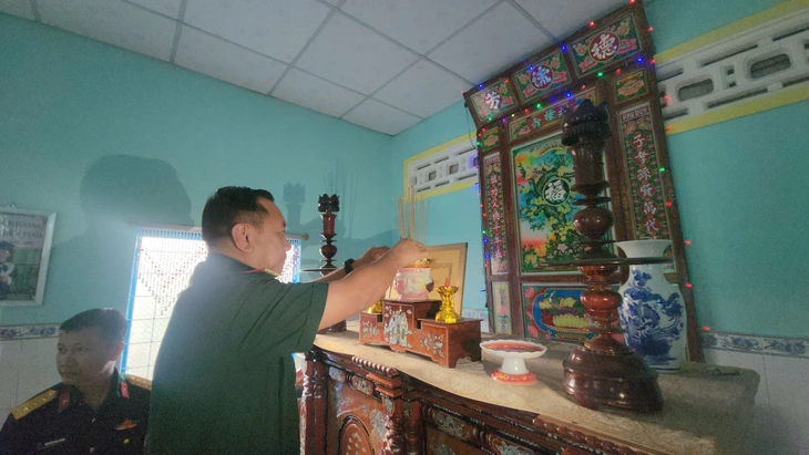 Chính uỷ Bộ tư lệnh TP.HCM đang đến nhà người nhận thân nhân liệt sĩ Huỳnh Văn Quên - Ảnh 2.