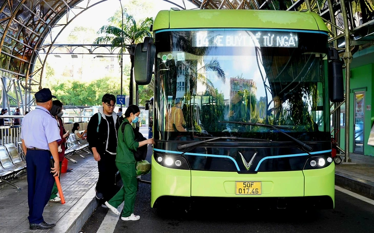 TP.HCM: Đề xuất quay lại quảng cáo trên thân xe buýt - Ảnh 2.