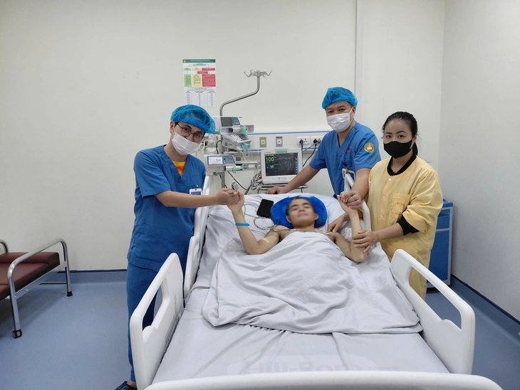 Từ cửa tử trở về, nghị lực của chàng trai mất nửa người khiến bác sĩ cảm phục - Ảnh 1.