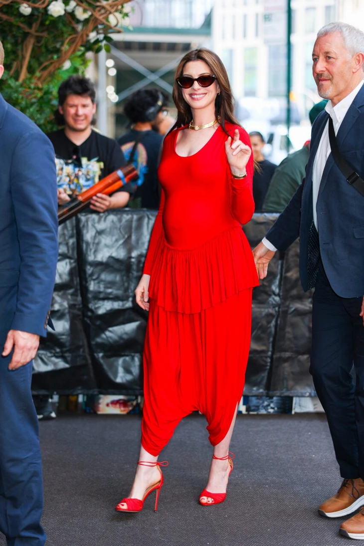Thời trang bà bầu Anne Hathaway trong chuyến quảng bá The Odyssey - Ảnh 2.