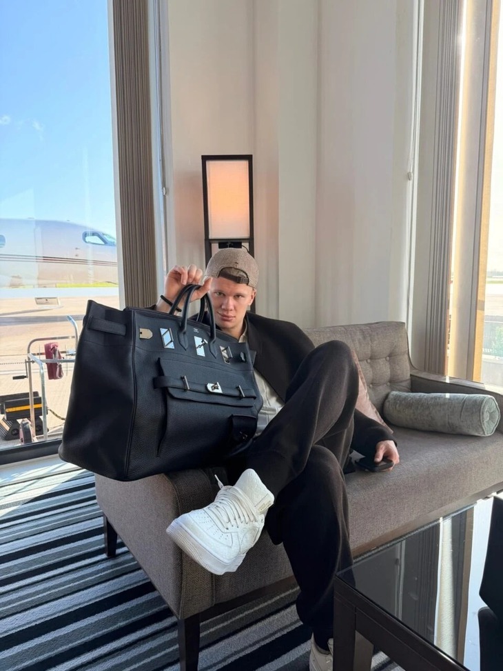 Erling Haaland đựng giày đá banh trong túi Hermès tiền tỉ - Ảnh 3.