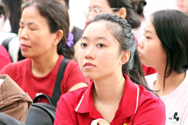 Đang đăng ký nguyện vọng, một trường cao đẳng đã cho 300 tân sinh viên nhập học - Ảnh 1.