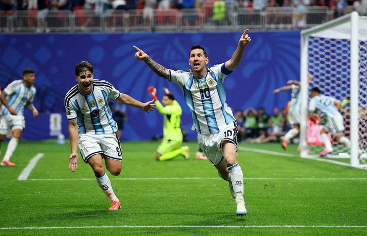 Zlatan Ibrahimovic: 'Messi đã hóa thành một con quái vật' - Ảnh 1.