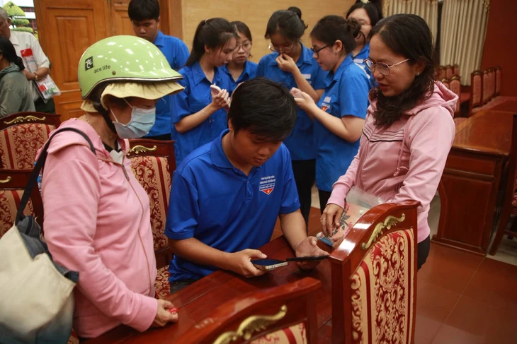 Hỗ trợ cộng đồng chuyển đổi số tại Thủ Dầu Một: Áo xanh tình nguyện cùng bà con - Ảnh 2.