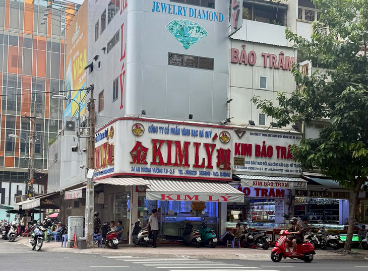 Sau lùm xùm giám định, khách có giấy chứng nhận vẫn lo 'làm sao biết đó là kim cương thật' - Ảnh 4.