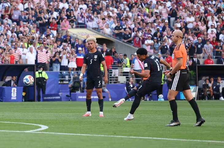 Dùng cầu thủ được FIFA ‘ưu ái’, Mỹ vẫn dừng bước ở World Cup - Ảnh 1.