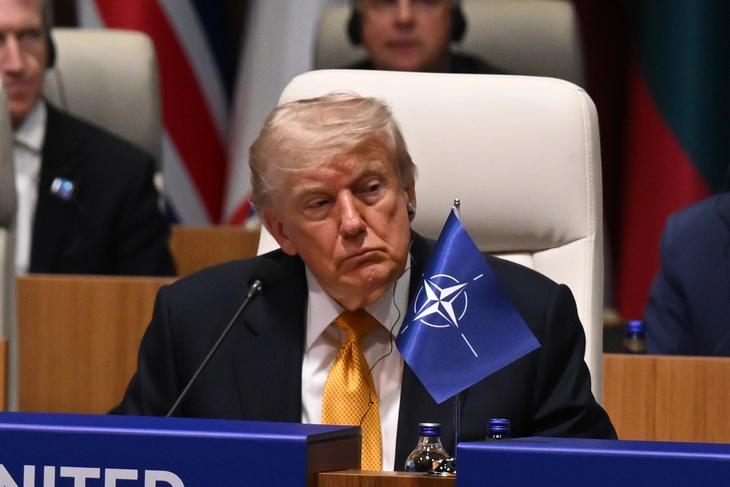 Ông Trump tuyên bố Mỹ sẽ ‘đánh mạnh vào Iran ngay đêm nay’ - Ảnh 1.