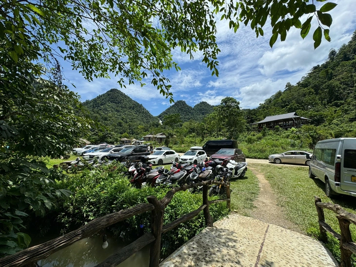 Bí thư xã ‘diện’ dép tổ ong, quần tây, áo sơ mi quảng bá du lịch - Ảnh 3.