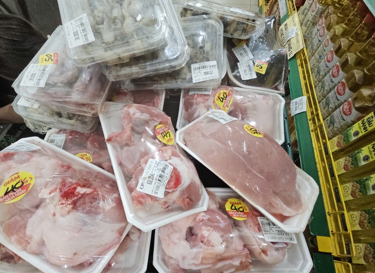 Chờ gom thịt, cá, rau củ... giảm giá sâu vào cuối ngày, người tiêu dùng mách nhau mẹo gì? - Ảnh 3.