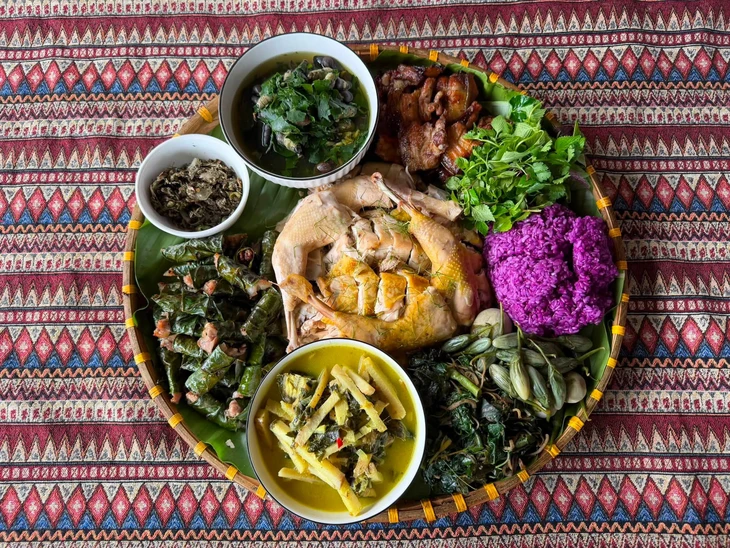Bí thư xã ‘diện’ dép tổ ong, quần tây, áo sơ mi quảng bá du lịch - Ảnh 5.