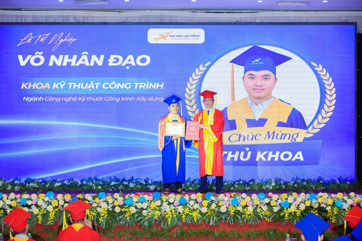 Từ cậu bé đi phụ hồ hè lớp 7 đến thủ khoa ngành xây dựng - Ảnh 1.