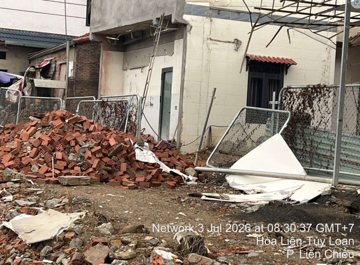 Cao tốc Hoà Liên - Tuý Loan xuất hiện tình trạng hàng rào, biển báo giao thông bị tháo dỡ - Ảnh 2.