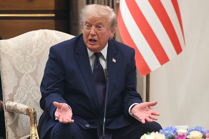  Chống đỡ cơn 'lôi đình' của ông Trump - Ảnh 1.