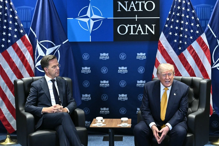  Chống đỡ cơn 'lôi đình' của ông Trump - Ảnh 2.