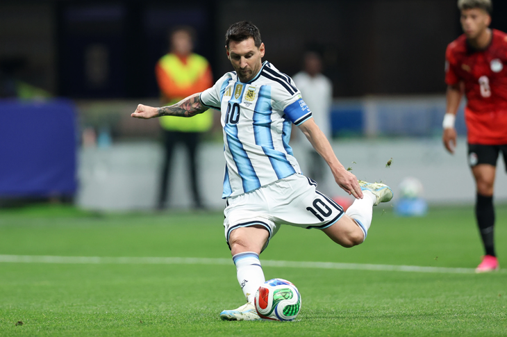 Messi giận… chính mình dù đã giúp Argentina thoát hiểm ở World Cup - Ảnh 1.