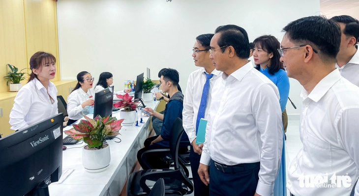 TP.HCM: Ưu tiên người cao tuổi, không để người dân đi lại nhiều lần làm thủ tục - Ảnh 1.