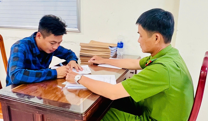 Bắt hai người tổ chức cá độ World Cup qua Zalo, phát hiện vợ ghi đề hơn 400 triệu đồng - Ảnh 2.