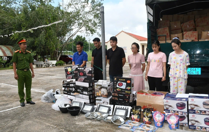 Triệt phá đường dây bán đồ gia dụng 'thổi giá', thu lợi hàng tỉ đồng - Ảnh 1.