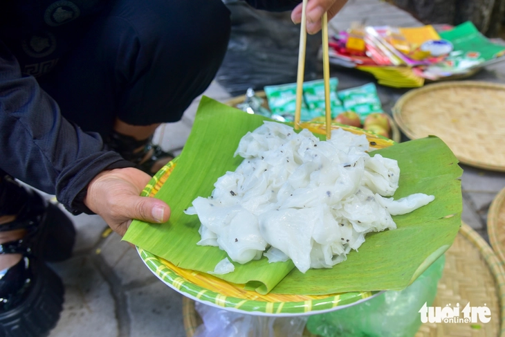 Người dân TP.HCM dâng lễ, thắp hương tri ân các anh hùng liệt sĩ tại Công viên Lê Thị Riêng - Ảnh 4.