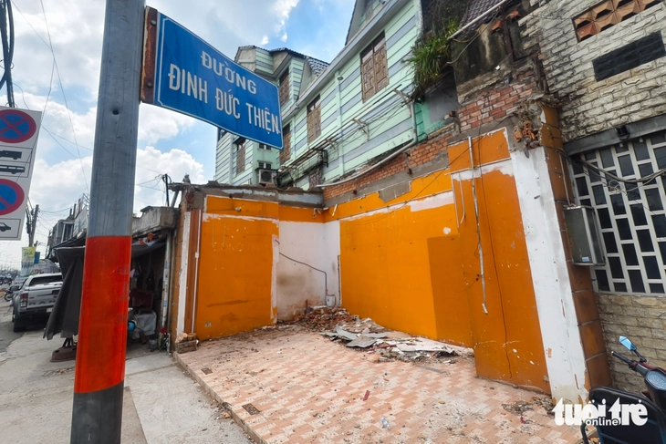 Người dân ở Bình Chánh tháo dỡ nhà, giao mặt bằng dự án mở rộng quốc lộ 1 - Ảnh 5.
