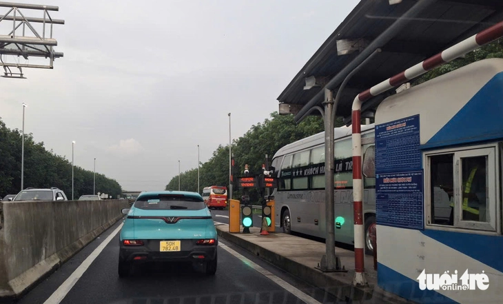 Nguy hiểm rình rập tại các trạm thu phí tạm trên tuyến chính cao tốc - Ảnh 2.