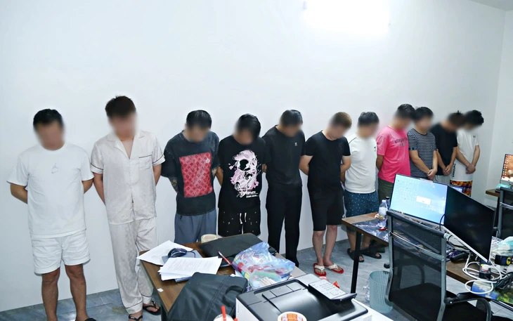 Bắt 11 người Trung Quốc lập sàn thương mại điện tử giả, lừa công dân Pháp qua mạng - Ảnh 1.