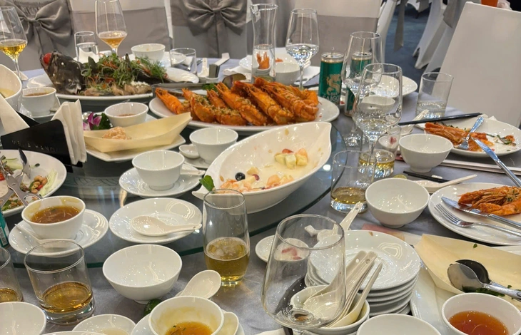 Những đĩa thức ăn còn nguyên trên bàn tiệc vì đầu bếp kém tinh tế - Ảnh 1.