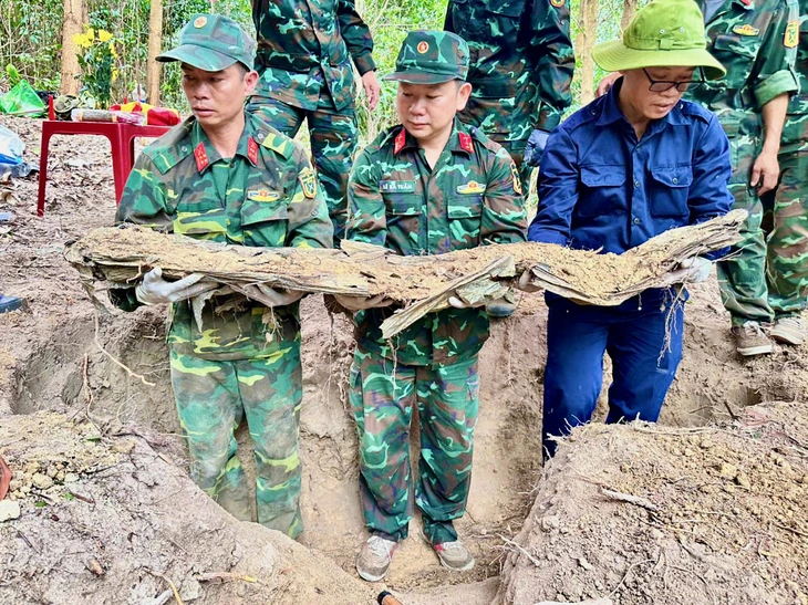 Quy tập 2 hài cốt liệt sĩ tại khu vực bệnh xá từ nguồn tin của cựu giao liên 96 tuổi - Ảnh 1.