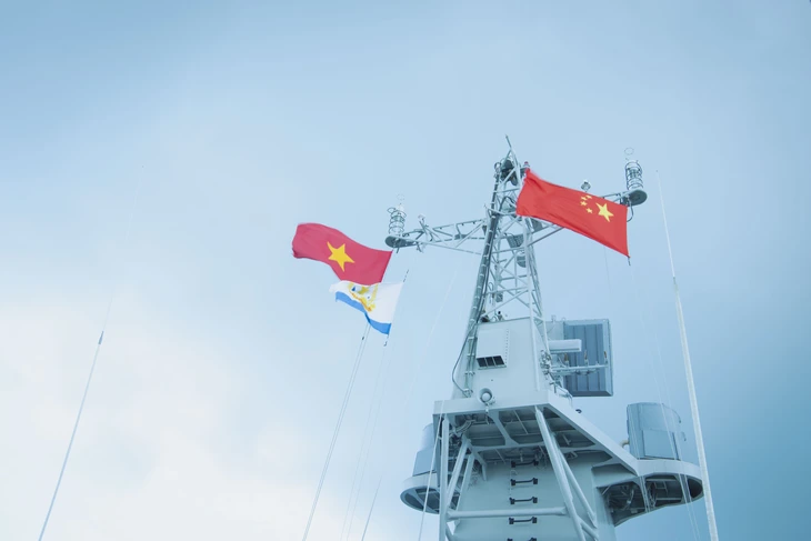 Luyện tập chung giữa tàu Hải quân Việt Nam với Biên đội tàu Hải quân Quân Giải phóng nhân dân Trung Quốc - Ảnh 1.