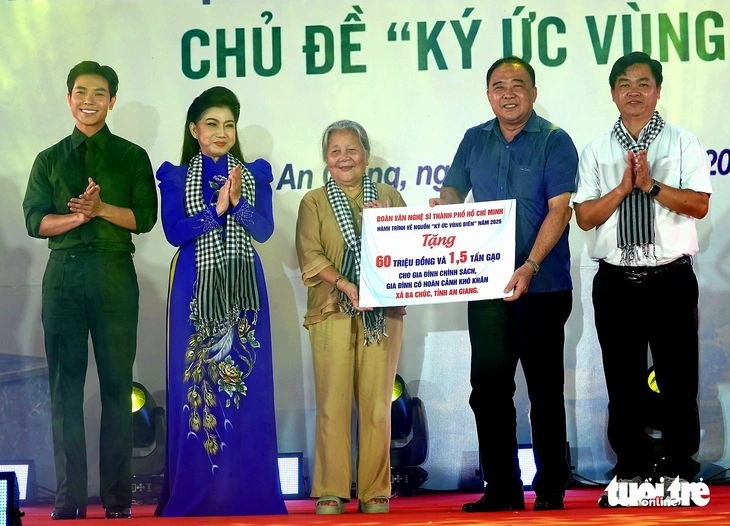 Văn nghệ sĩ TP.HCM trao 166 phần quà cho bà con xã Ba Chúc, An Giang - Ảnh 2.