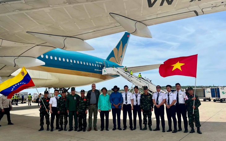 Vietnam Airlines đón nhận Huân chương Lao động hạng ba và bằng khen của Thủ tướng  - Ảnh 2.