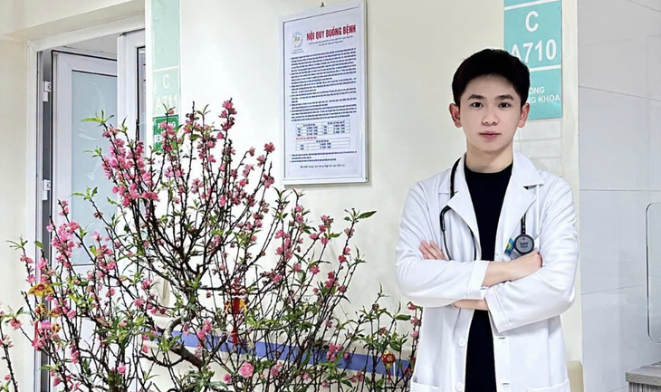 Nam sinh viên y khoa kịp thời ép tim, cấp cứu người bị nạn ngay trên đường - Ảnh 2.