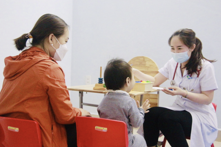 Bộ Y tế hướng dẫn 20 câu hỏi giúp phát hiện sớm nguy cơ tự kỷ ở trẻ - Ảnh 1.