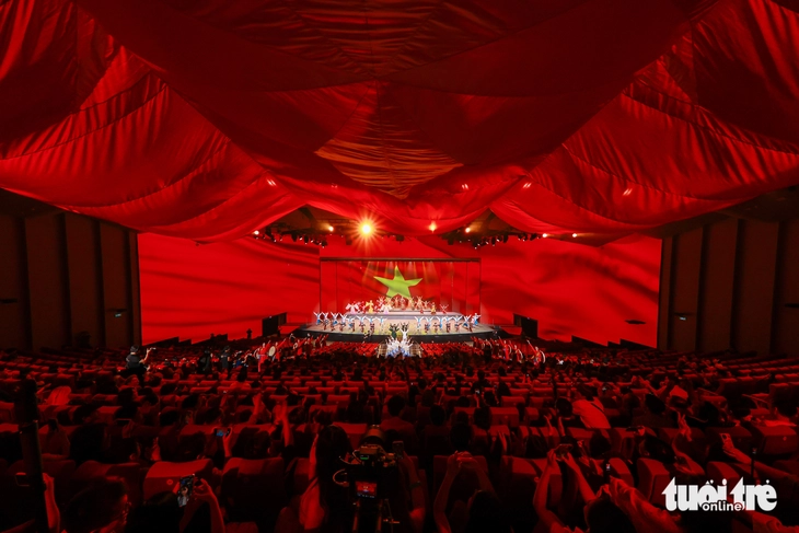 Đất nước thiên hùng ca và sức mạnh của những mega show - Ảnh 2.